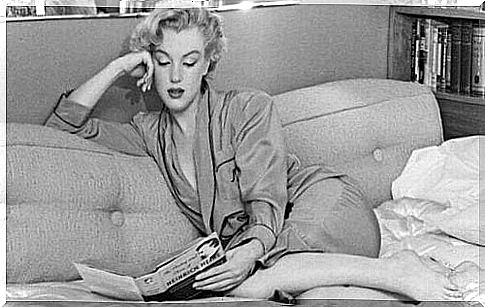 marilyn monroe reads