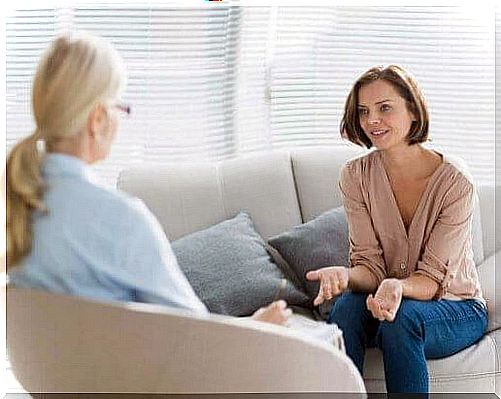 A woman talks to her therapist.